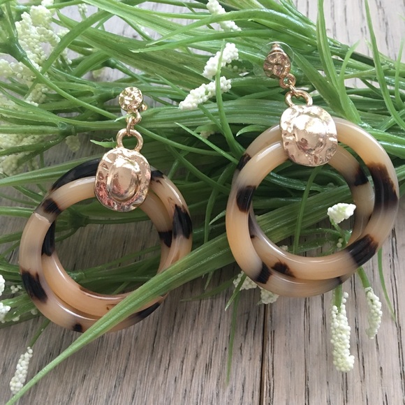 Jewelry - 🔥LAST 1🔥lucite hoop earrings with gold plating
